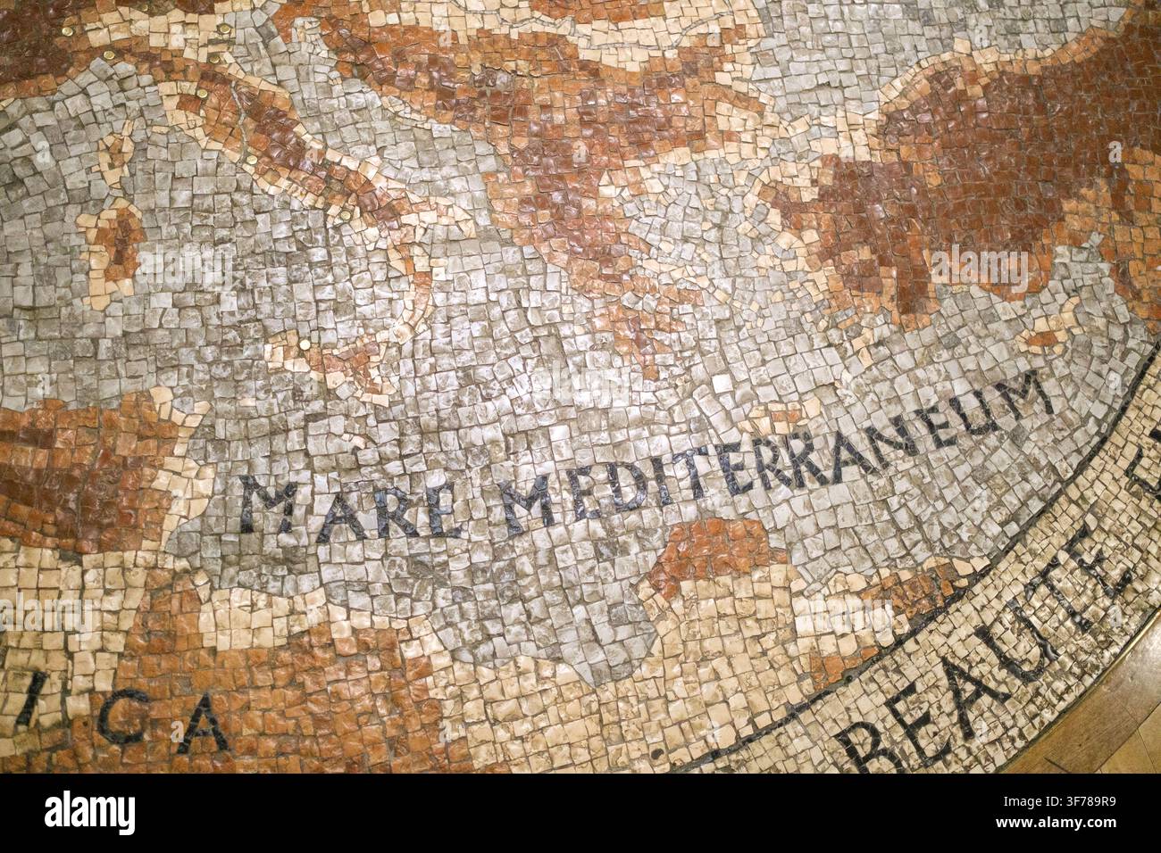 Innendetailansicht eines Mosaikbodenplans, der das Mare Mediterraneum, Europa, Afrika und nahegelegene geografische Formen im Royal Ontario Museum in Tor zeigt Stockfoto