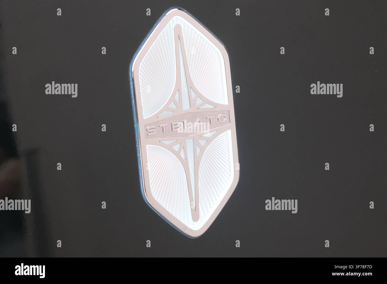 Shanghai, China – 8. August 2026: Nahaufnahme des Stelato-Automarkenlogos Stockfoto
