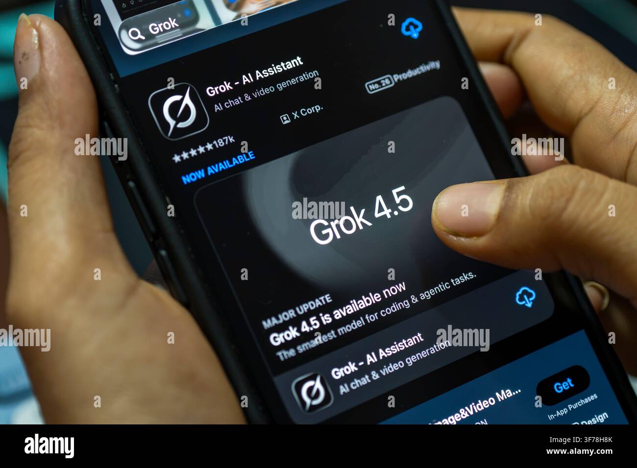 8. August 2026: In dieser Fotoillustration hält eine Person ein Smartphone, das die Grok AI Assistant-App im App Store anzeigt, in Neu-Delhi, Indien am 8. August 2026. (Bildnachweis: © David Talukdar/ZUMA Press Wire) NUR FÜR REDAKTIONELLE VERWENDUNG! Nicht für kommerzielle VERWENDUNG! Stockfoto