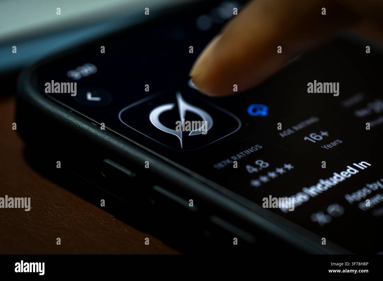 8. August 2026: In dieser Fotoillustration hält eine Person ein Smartphone, das die Grok AI-App im App Store anzeigt, in Neu-Delhi, Indien am 8. August 2026. (Bildnachweis: © David Talukdar/ZUMA Press Wire) NUR FÜR REDAKTIONELLE VERWENDUNG! Nicht für kommerzielle VERWENDUNG! Stockfoto