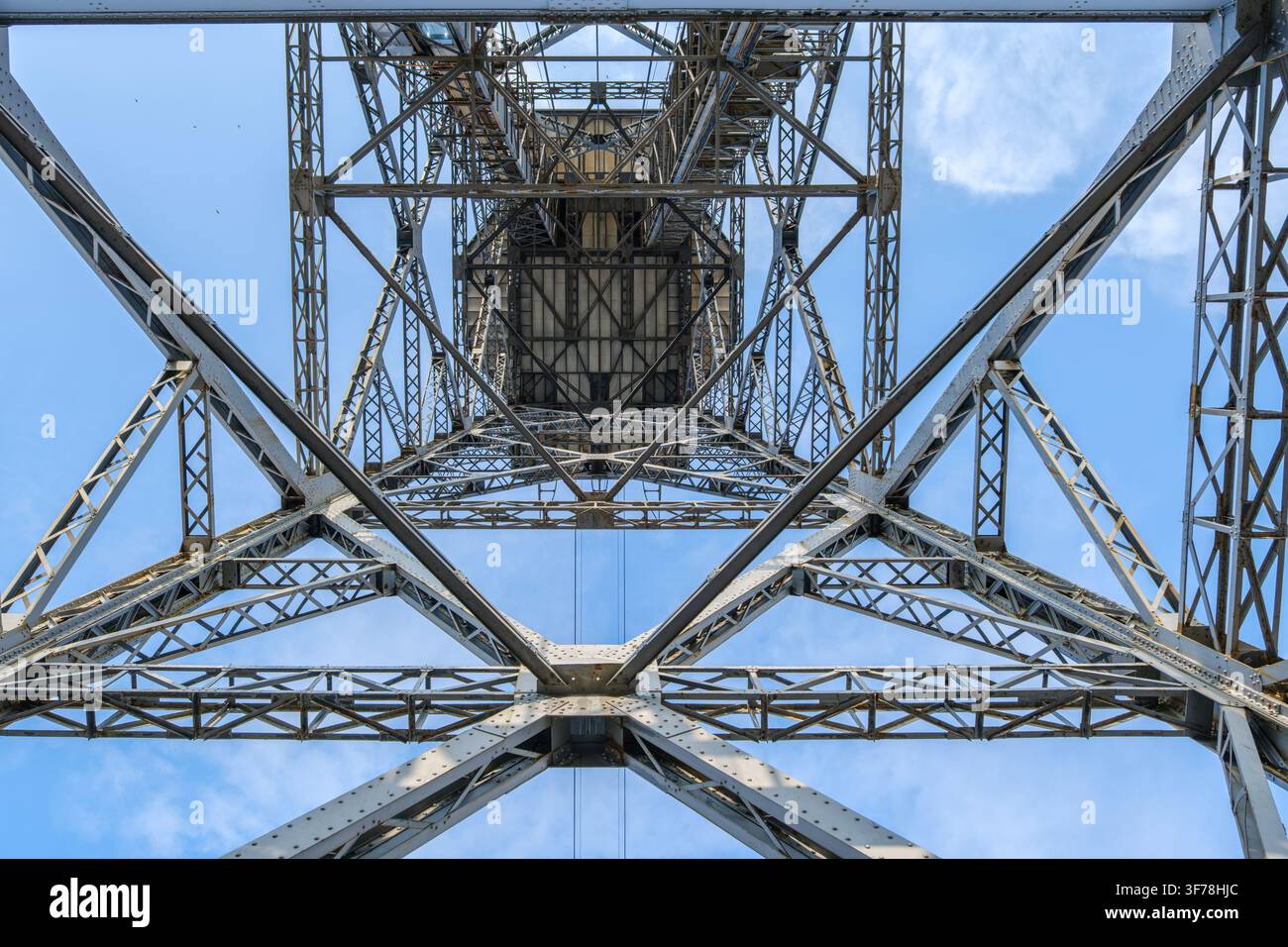 Barcelona - Spanien - 1. August 2026: Stahlgitterstruktur des Sant-Sebastia-Turms, Blick von unten, Detail des Rahmens der Seilbahnstation am Hafen, Symmetrie Stockfoto