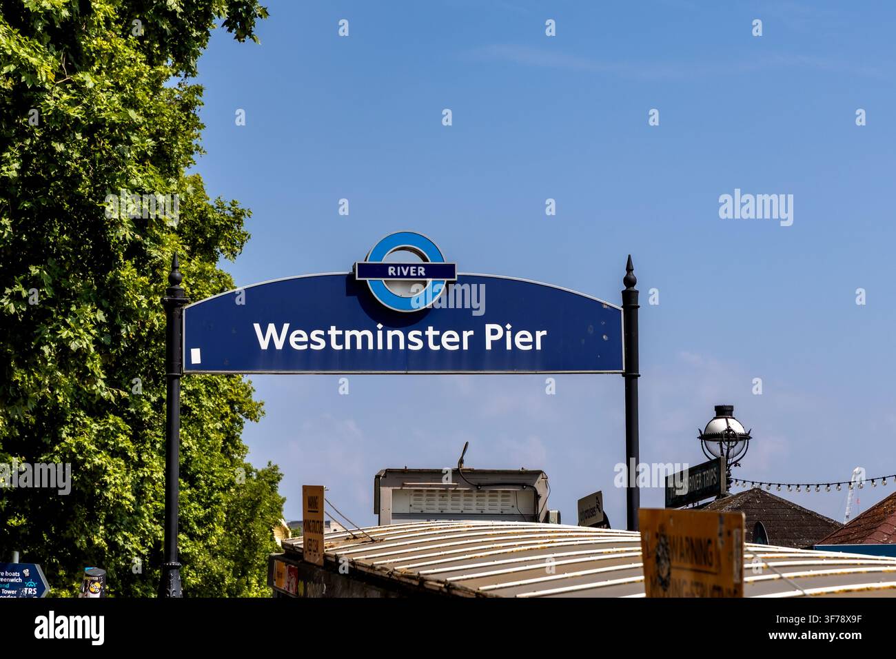 London, England, Vereinigtes Königreich – 17. Juli 2026: Schild des Westminster Piers entlang der Themse im Zentrum von London, England Stockfoto