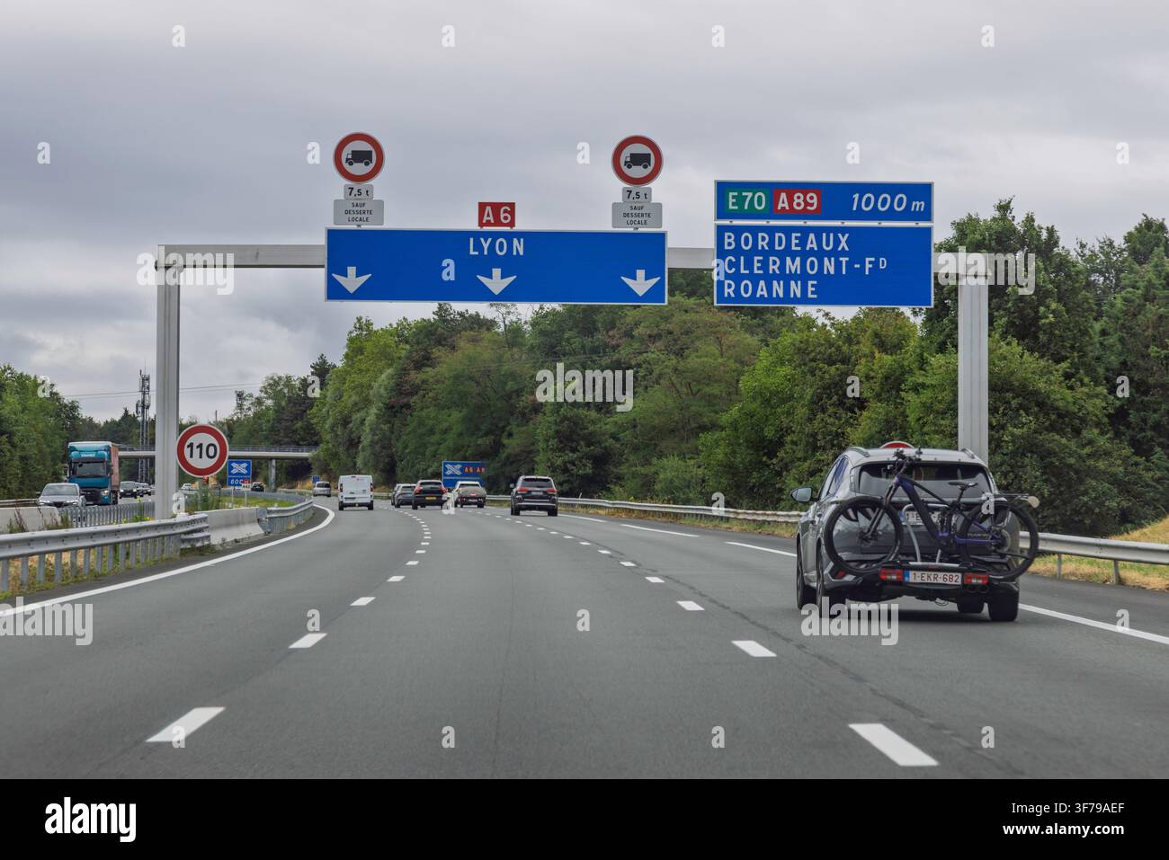Lyon, Frankreich – 27. Juli 2026: Überführung mit Autobahn-Schildern auf der A6, die die Fahrspuren für Lyon, Bordeaux, Clermont-Ferrand und Roanne anzeigen. Stockfoto