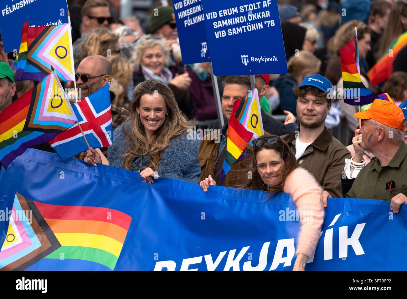 Reykjavík-Bürgermeisterin Hildur Björnsdóttir (links) und Stadtratsmitglieder marschieren mit einer isländischen Flagge beim Reykjavík-Pride-Parade 2026. Stockfoto