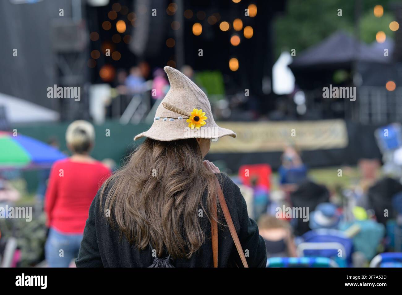 Frau trägt Zauberhut auf dem Festival Stockfoto