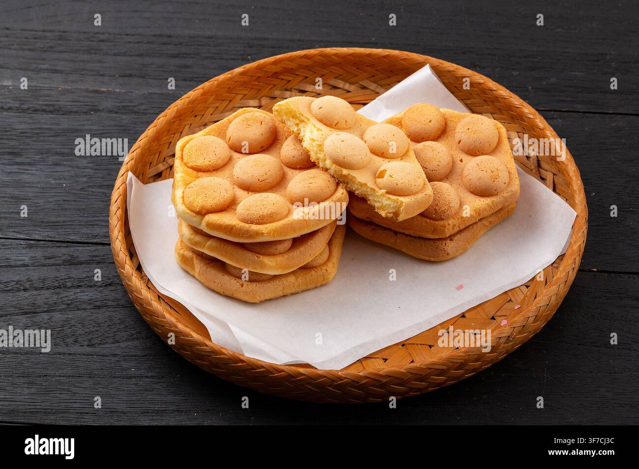 Weiche goldene Eier-Blasenwaffel-Kuchen Fluffige Biskuit-Teigbissen Stockfoto