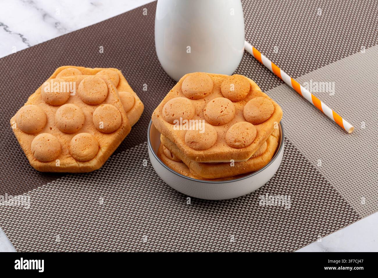 Weiche goldene Eier-Blasenwaffel-Kuchen Fluffige Biskuit-Teigbissen Stockfoto