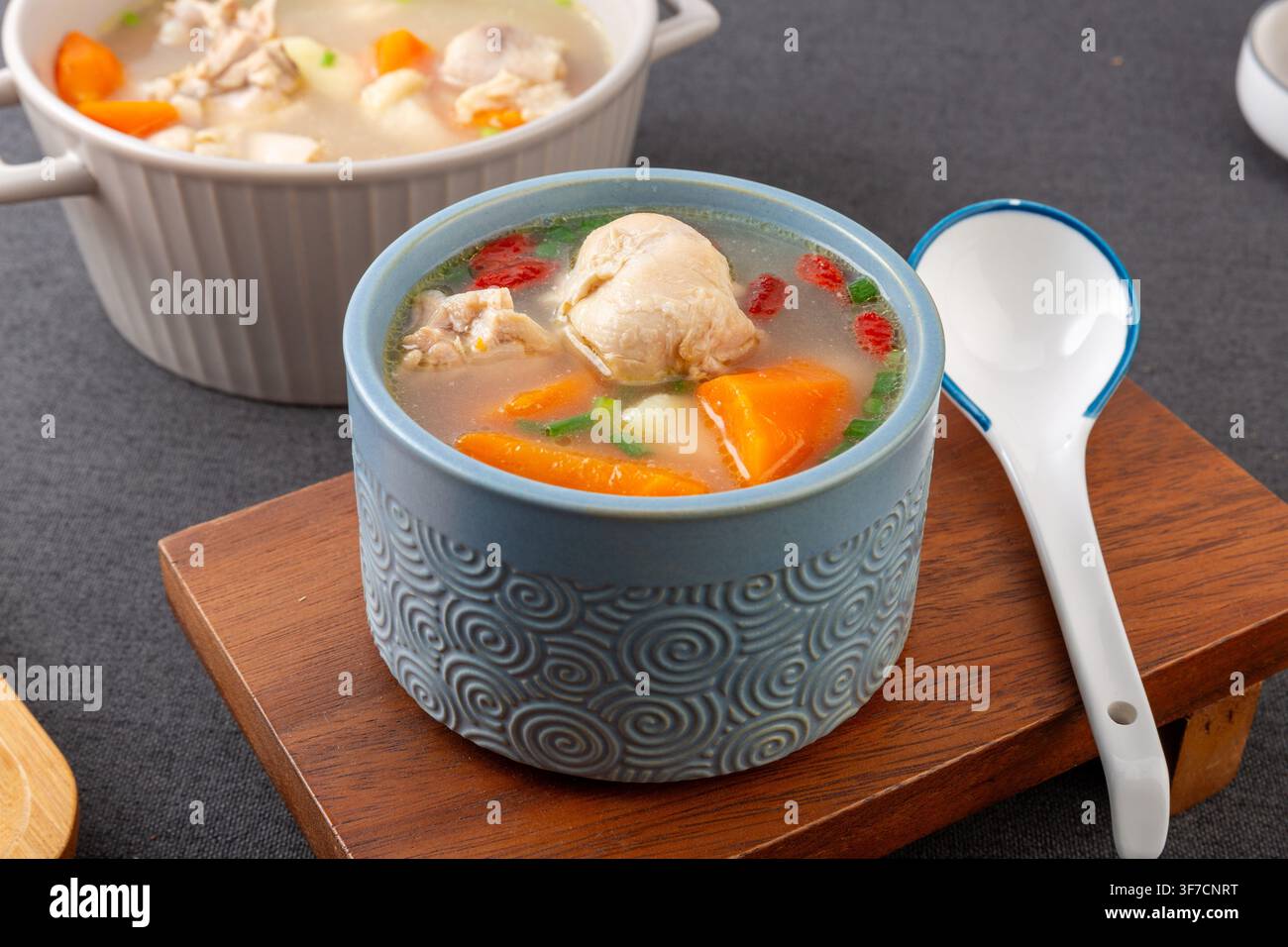 Hühnchen-Kartoffel-Karotten-Suppe Chinesische Kantonesische Küche Stockfoto