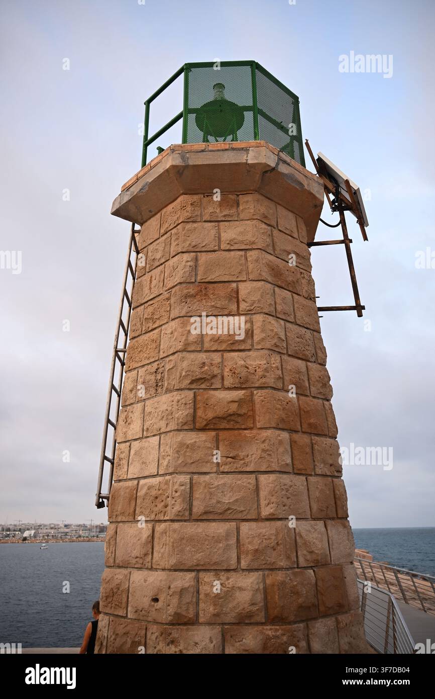 Steinerne Leuchtturm mit Fresnel-Linsenreflektor und vollständigem Turm Stockfoto