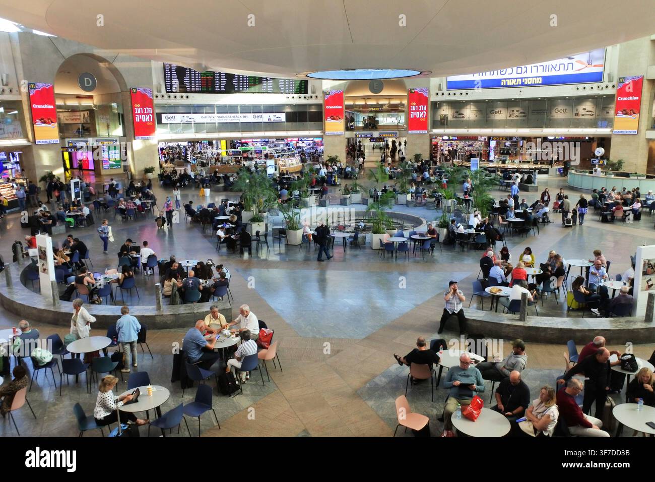 LOD, ISR - NOV 01 2022:Passagiere in der Airside-Zollfreistätte im Ben-Gurion-Flughafen, der zu den besten Flughäfen im Nahen Osten gehört, aufgrund Stockfoto