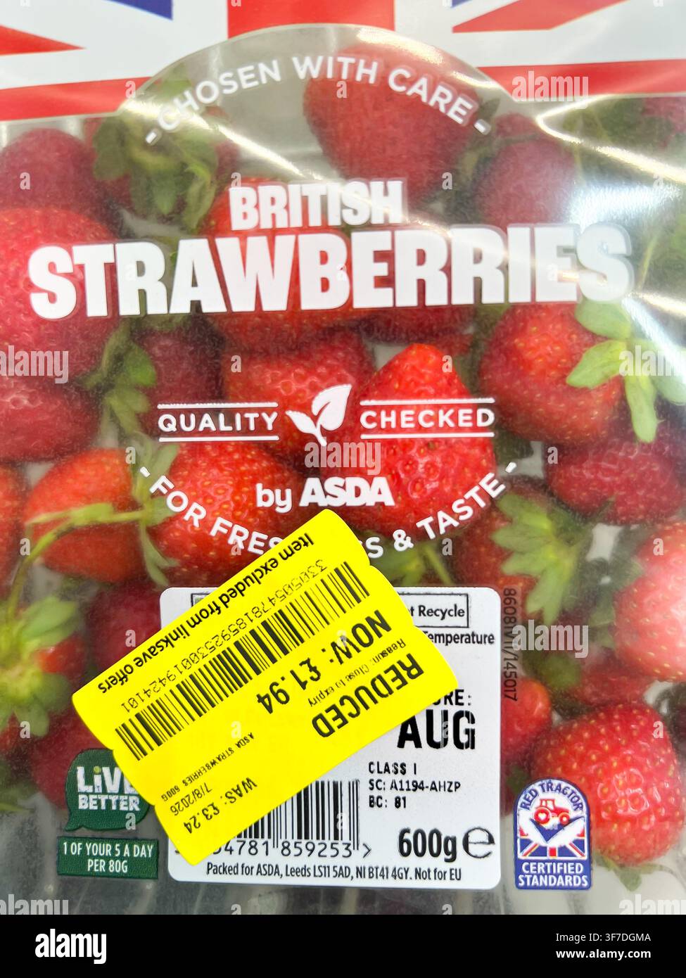 Nahaufnahme einer Packung frischer britischer Erdbeeren aus einem britischen Supermarkt, die mit einem gelben Aufkleber preislich reduziert sind. Stockfoto