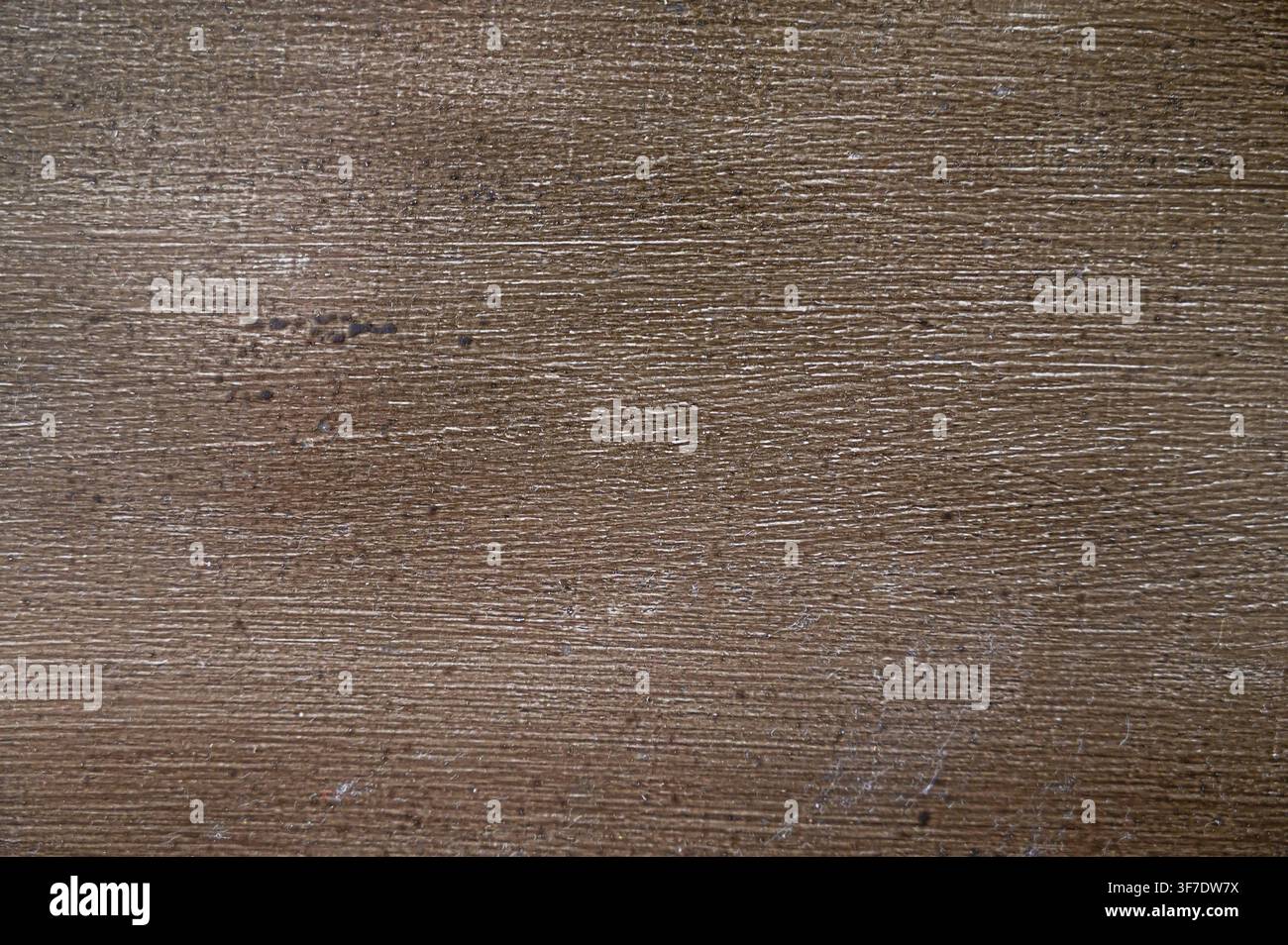 Nahaufnahme der Textur von verwittertem dunkelbraunem Holz mit subtilen weißen Highlights. Stockfoto