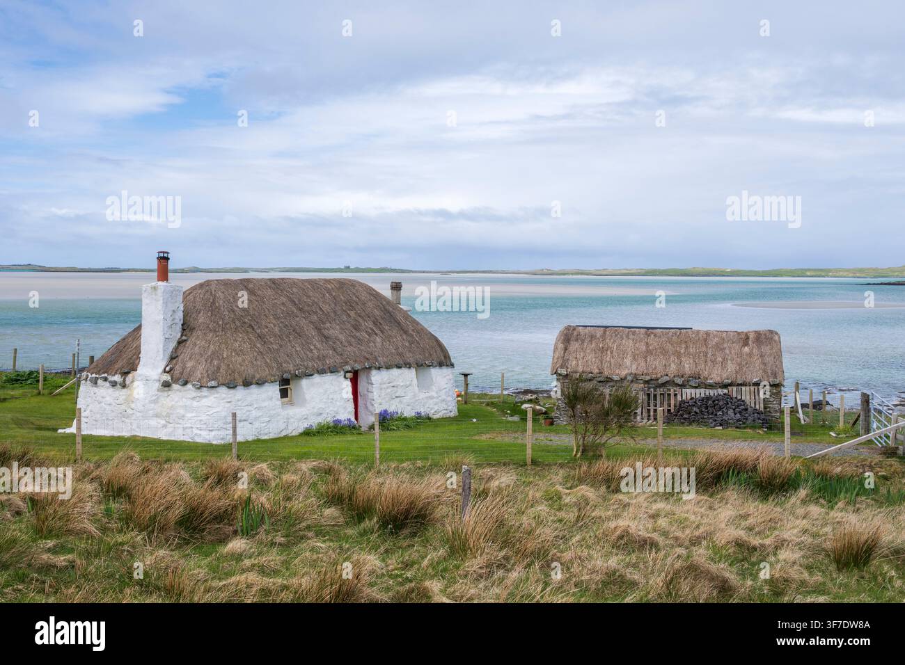 Traditionelles Strohhaus mit Blick auf den Strand von Traigh Bhalaigh, in der Nähe von Solas / Sollas, North Uist, Outer Hebrides, Schottland Stockfoto