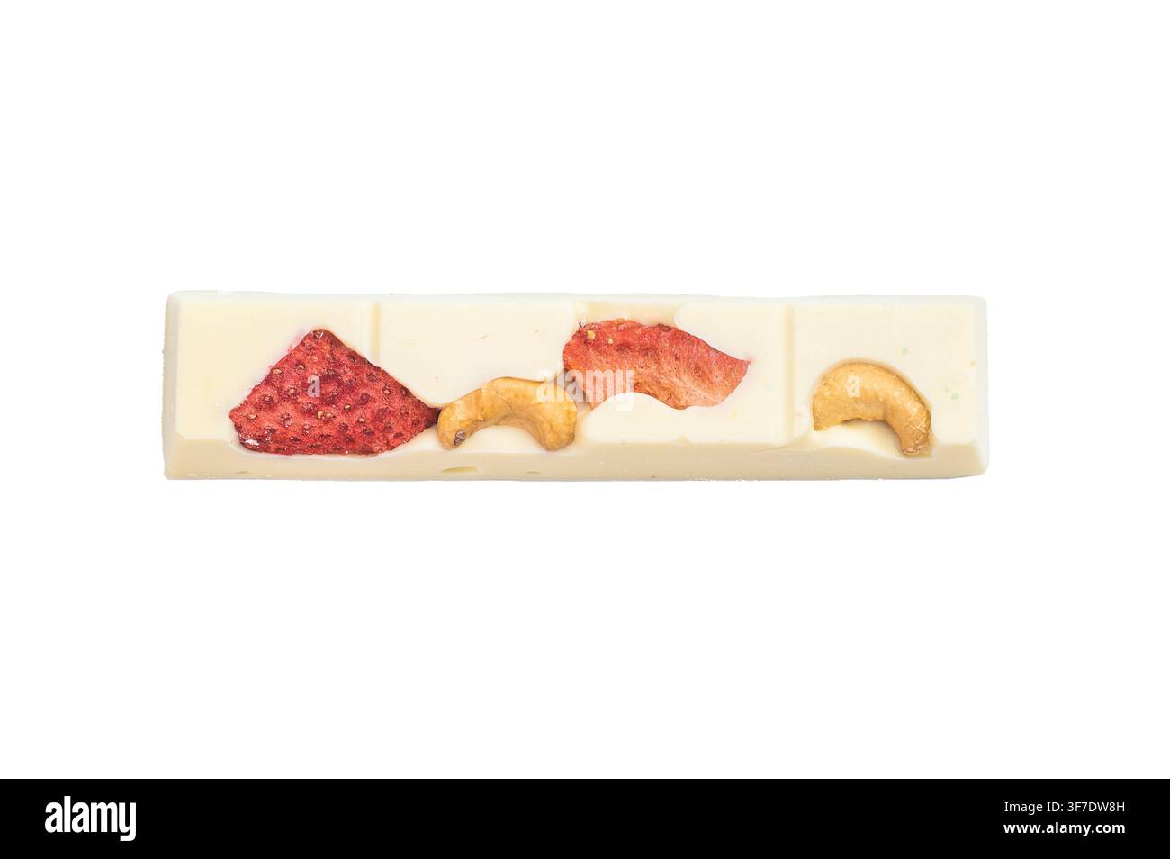 Weiße handgefertigte Schokoladenriegel mit getrockneten Erdbeerapfelscheiben und Cashewnüssen auf weißem Hintergrund, handgemachte Süßwaren. Stockfoto