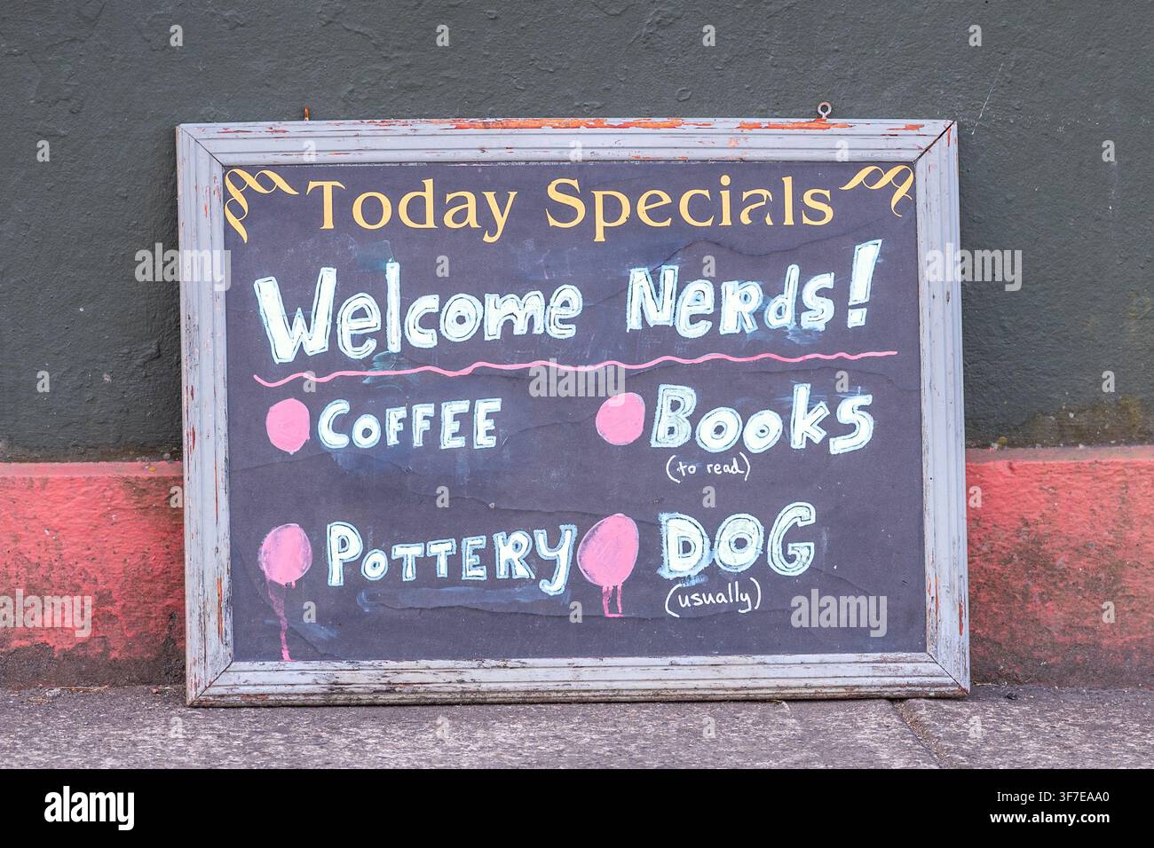 Humorvolles Schild mit der Aufschrift "Willkommen Nerds" vor einem Café in Bantry, West Cork, Irland. Stockfoto
