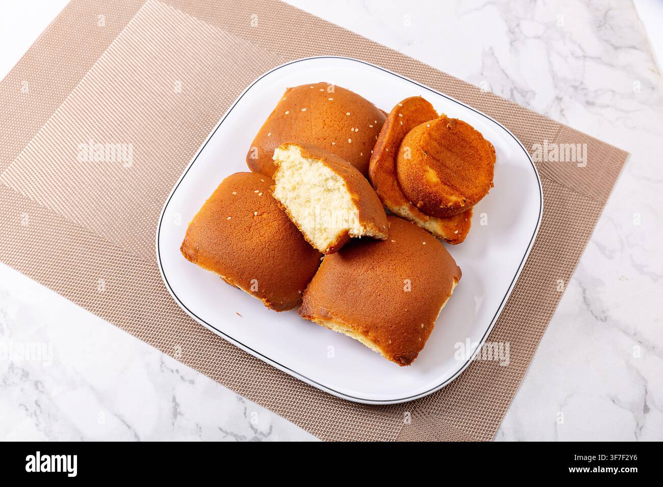 Gebackene traditionelle chinesische Mini-Eierschwammkuchen Stockfoto