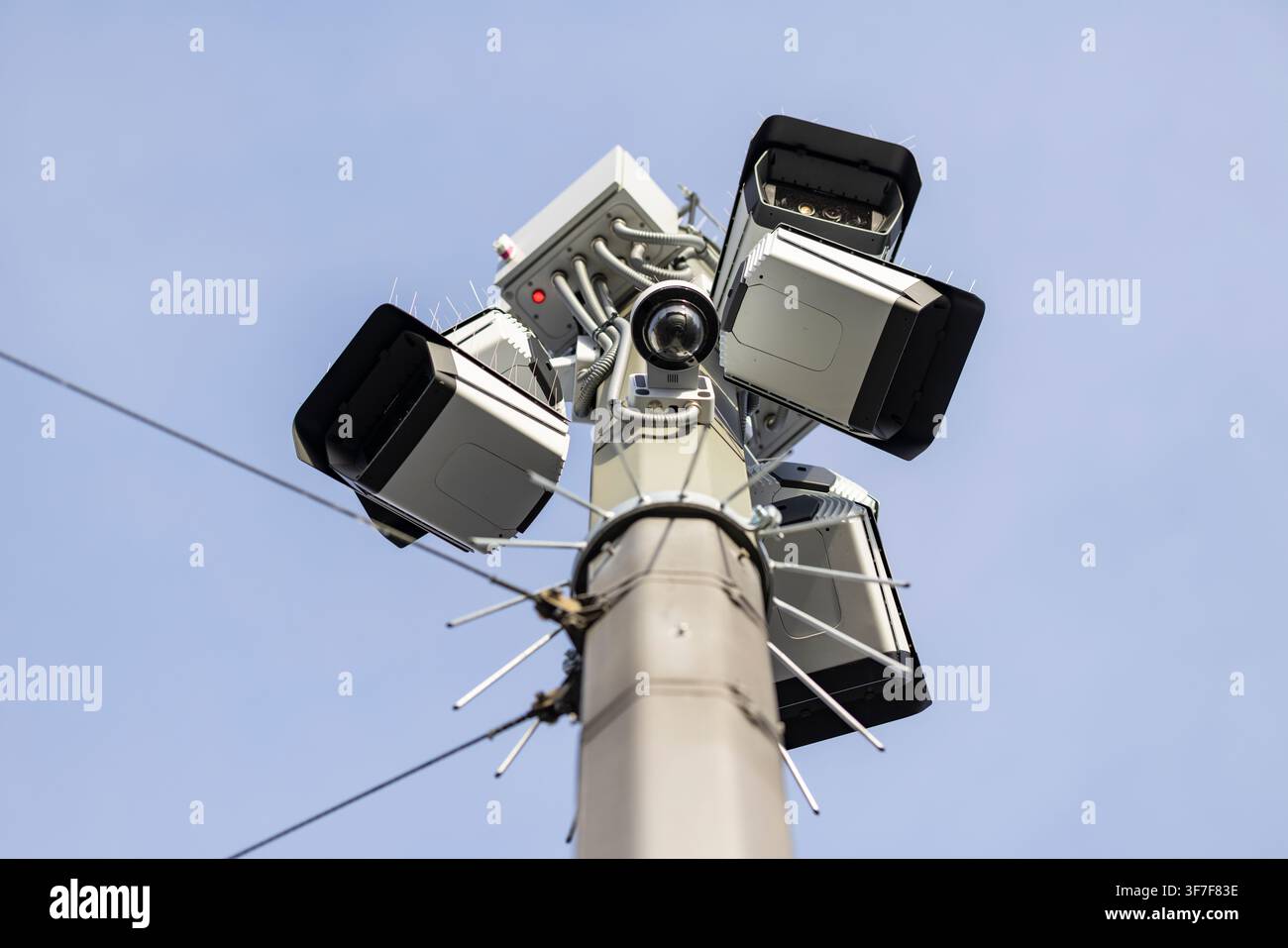Videoüberwachungskameras überwachen die Anger in Erfurt, Thüringen, was den zunehmenden Einsatz von öffentlichen Sicherheitskameras in Deutschland widerspiegelt. Stockfoto