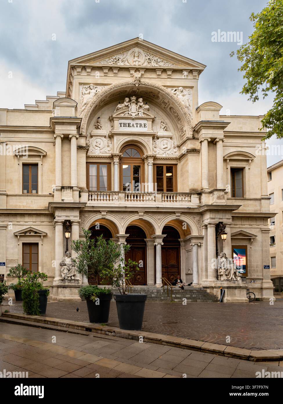 Elegante Fassade des historischen Theatergebäudes in Avignon, das klassische französische Architektur zeigt Stockfoto