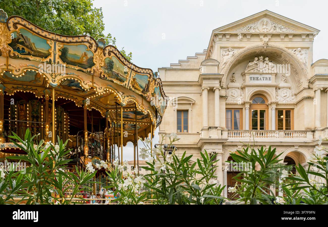Traditionelles Karussell steht vor dem historischen Theatergebäude in Avignon, Frankreich Stockfoto