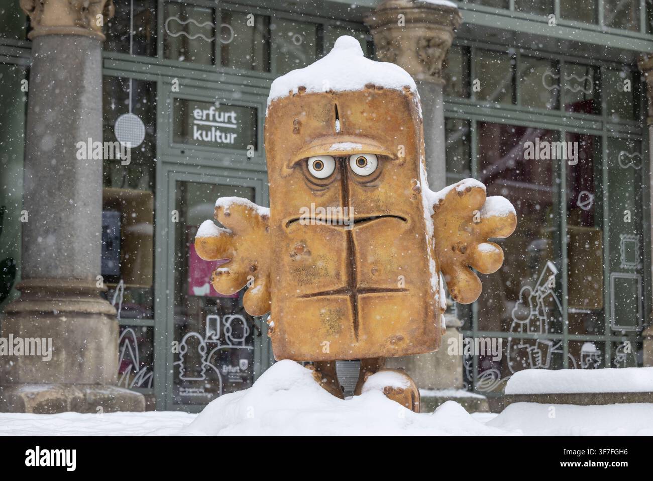 Die Kika-Statue von Bernd das Brot im Schnee. Winter in der Innenstadt von Erfurt. Stockfoto