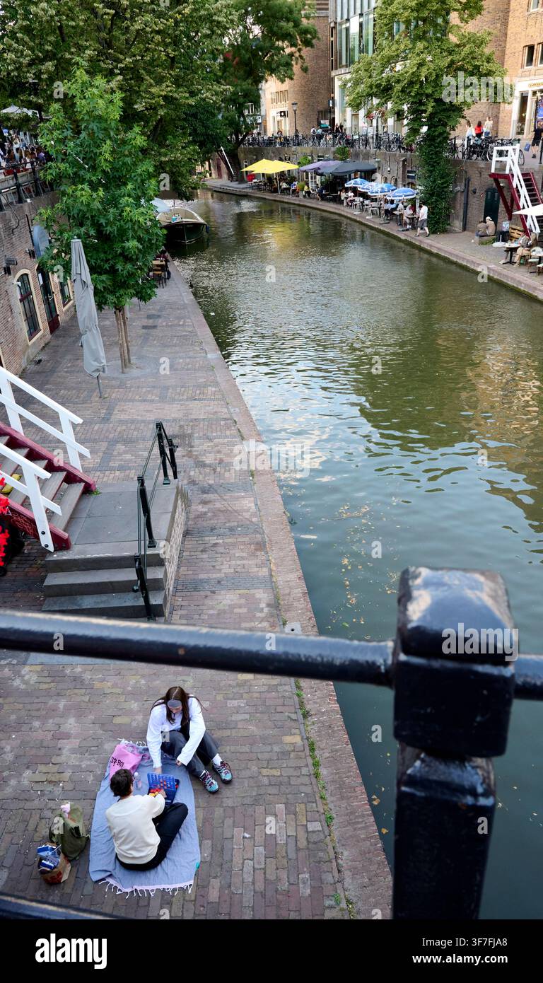 Utrecht, Niederlande – 06.08.2026: entlang der Kanäle im Zentrum an einem schönen Sommertag. Stockfoto