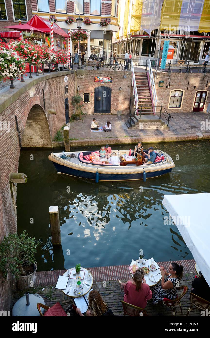 Utrecht, Niederlande – 06.08.2026: entlang der Kanäle im Zentrum an einem schönen Sommertag. Stockfoto