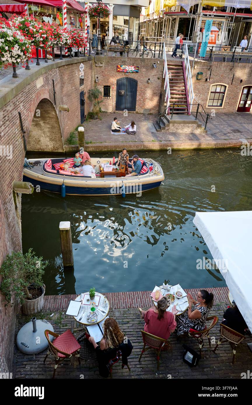 Utrecht, Niederlande – 06.08.2026: entlang der Kanäle im Zentrum an einem schönen Sommertag. Stockfoto