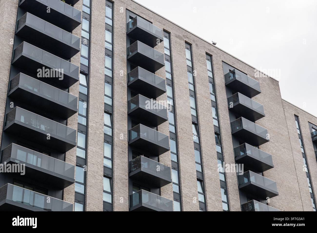 Modernes Wohngebäude mit schwarzen Balkonen Stockfoto