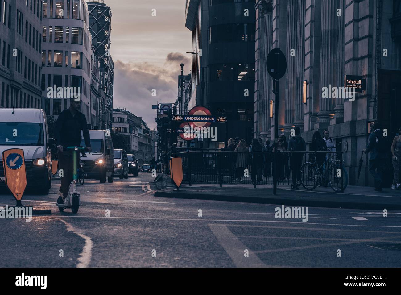 U-Bahn-Haltestellen-Schilder und urbane Straßenlandschaft im Zentrum von London, England, UK. Stockfoto