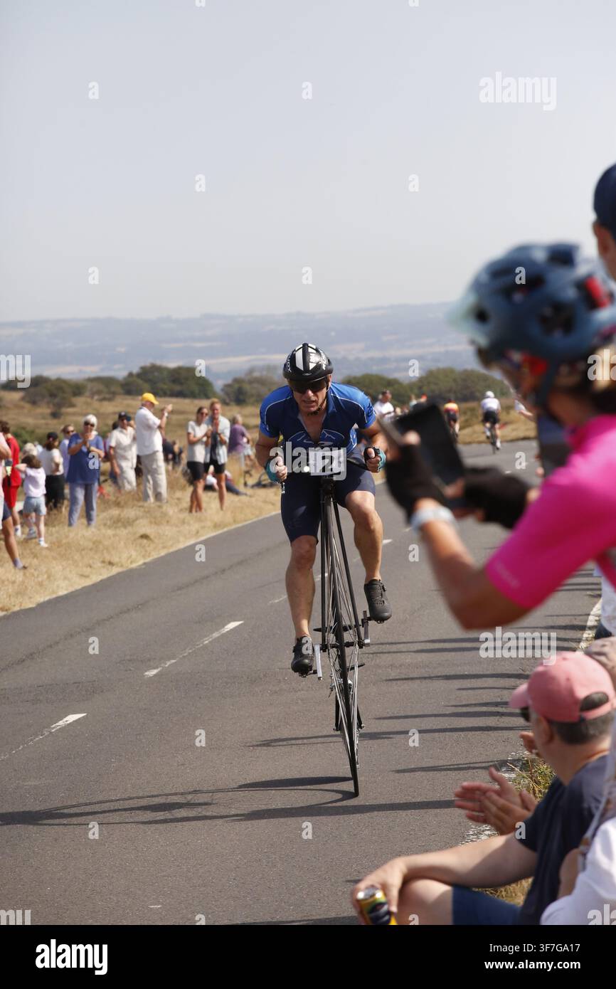 9. August 2026, Eastbourne, UK   Weltmeisterschaft Penny Farthing Bergaufstieg, Beachy Head  Im 9. Jahr findet der jährliche Bergaufstieg statt, das einzige Radereignis seiner Art weltweit, das speziell für Penny Farthings ausgeschrieben ist. Auf einer offenen Zeitfahrerstrecke von 4,69 km mit einem Höhengewinn von 150 m starten die Fahrer im Abstand von 1 Minute, um den Aufstieg zum Beachy Head in Angriff zu nehmen. Abgebildeter Radfahrer Roger Davies.      Foto: Roland Ravenhill/Alamy Stockfoto