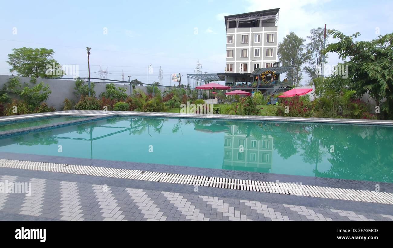 Luxury-Hotel-Schwimmbeckenbereich an einem hellen Tag mit Schwimmen, Urlaub Stockfoto