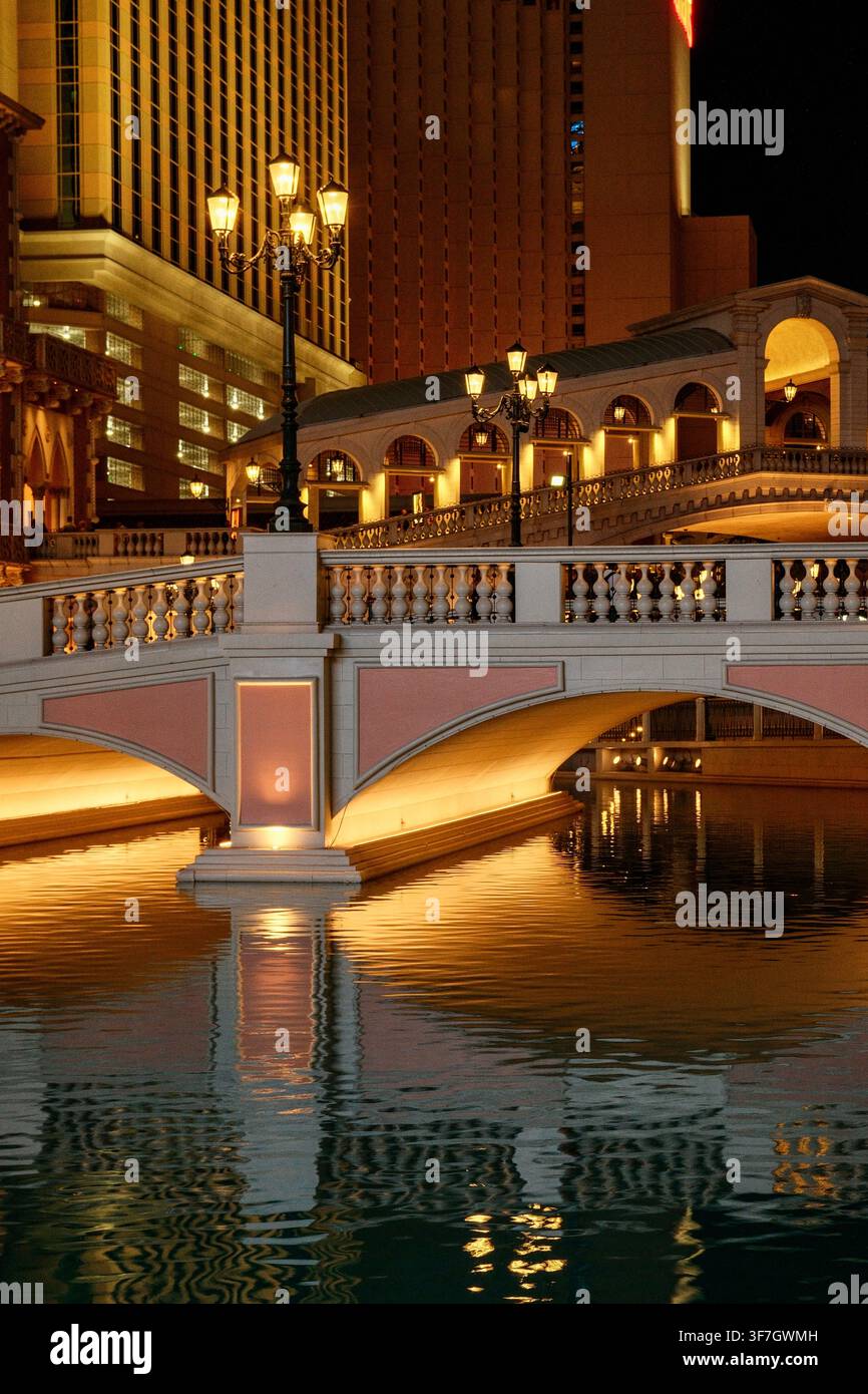 Brücke und Kanal spiegeln sich im Wasser des Venetian Resort bei Nacht in Las Vegas, Nevada, USA. Stockfoto