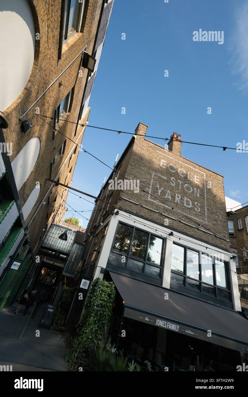 Essen in The Jones Family Kitchen in Eccleston Yards, einem stilvollen, revitalisierten Hofziel im Herzen von Victoria, London. Stockfoto