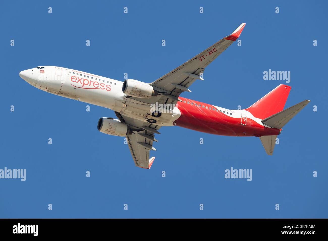 Air India Express Boeing 737-800 (VT-AYC) startet am 12. November 2025 am Dubai International Airport in Dubai, UAE Stockfoto