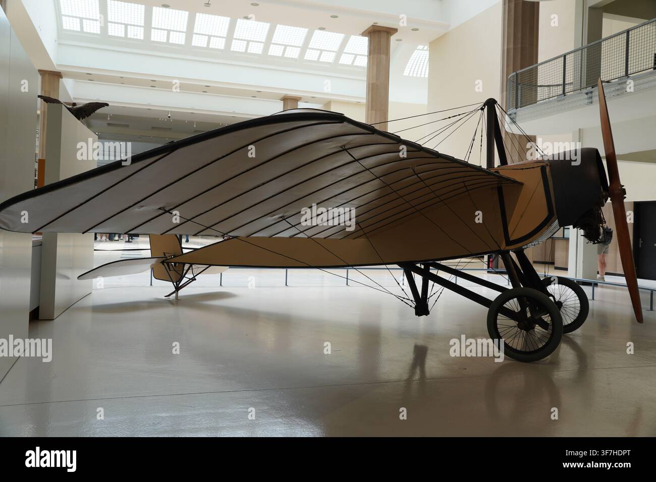 Seitenansicht eines frühen Vintage-Flugzeugs aus dem 20. Jahrhundert mit breiten Leinenflügeln, Nationales Luft- und Raumfahrtmuseum von Frankreich. Stockfoto