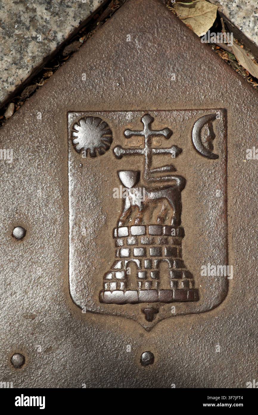 Gusseisenplakette im Pflaster eingelassen, Albi, Tarn, Frankreich. Stockfoto