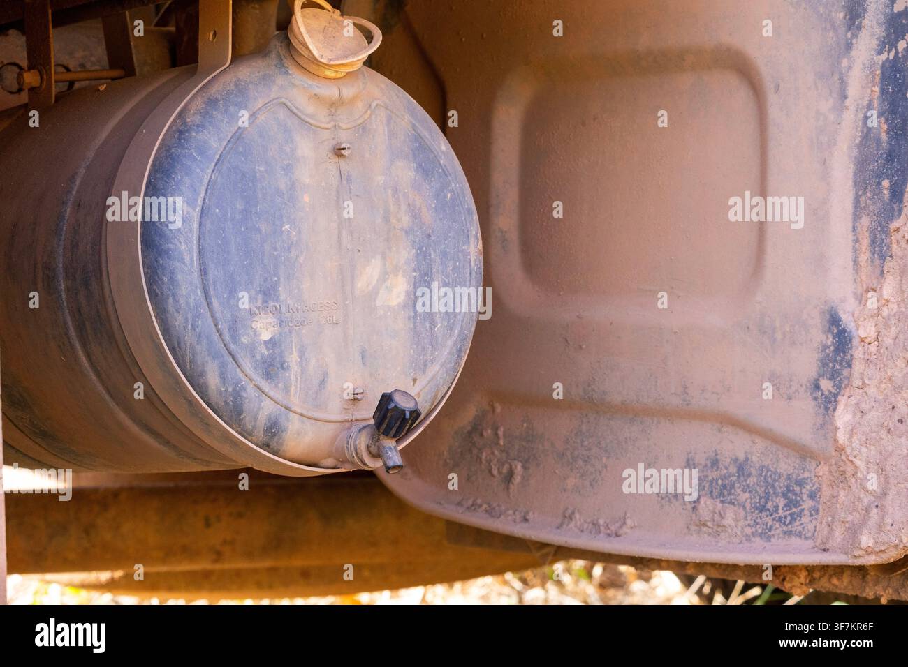 LKW-Wasserwanne-Spenderstation zur Handwäsche, montiert an der Seite eines schweren Nutzfahrzeugs mit einem schwarzen Wasserhahn und einer gelben Füllkappe oben Stockfoto