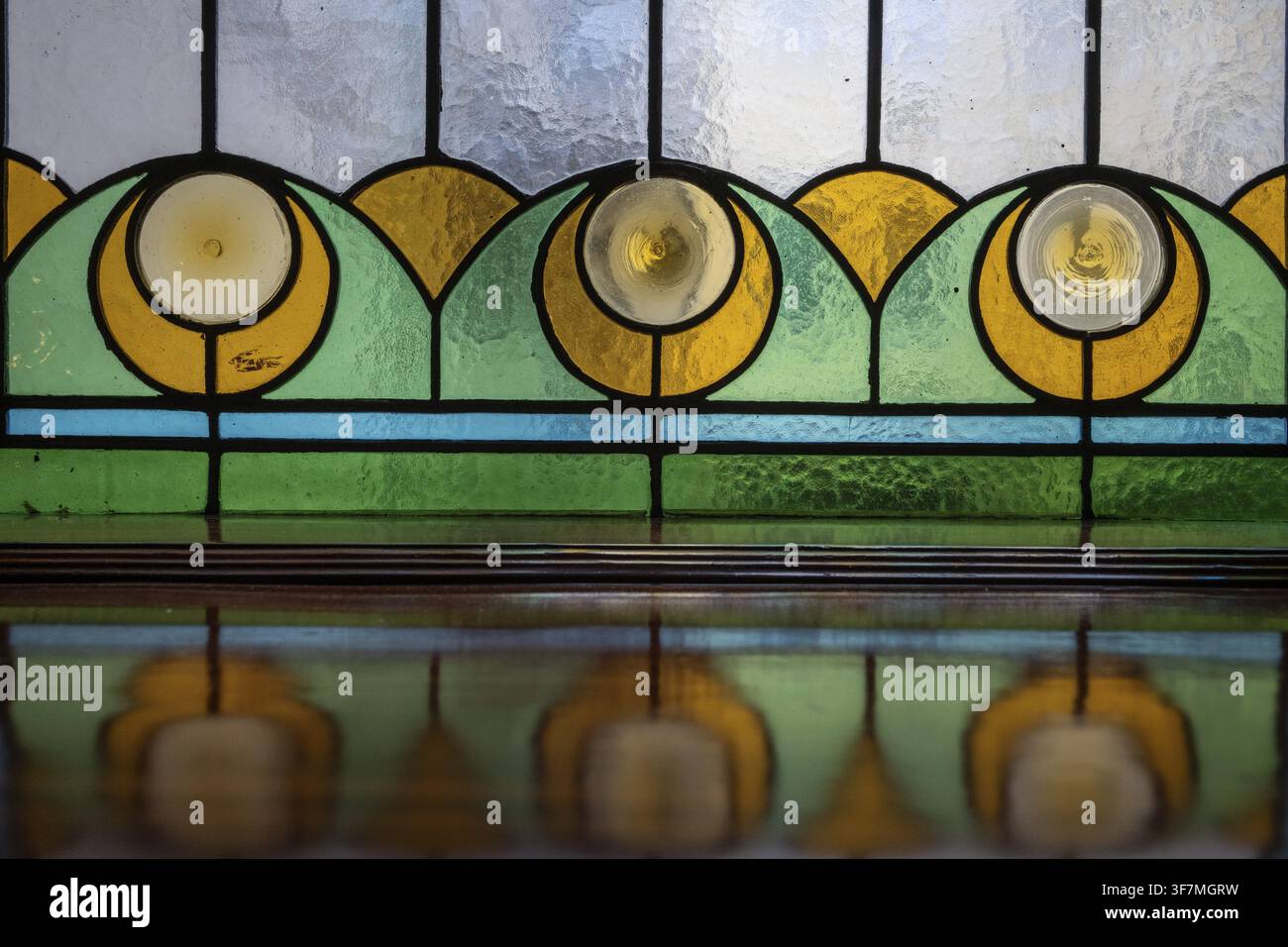 Buntglasfenster (bleiverglaste Fenster) mit Motiven, die vom norwegischen Küstenlandschaft inspiriert sind, im Jugendstil-Treppenhaus des Svaneap Stockfoto