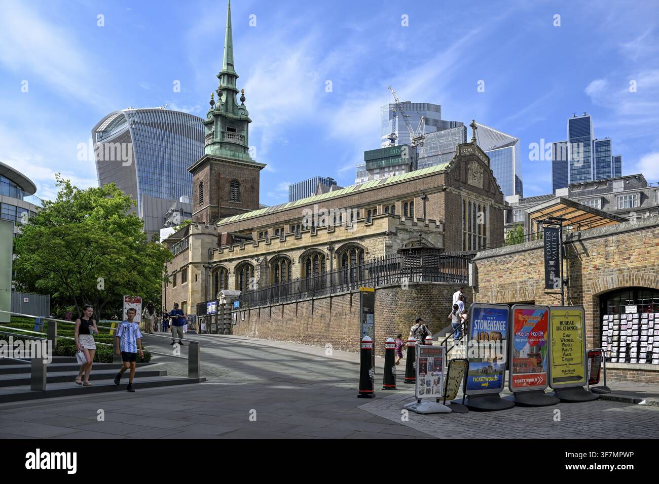 All Hallows-by-the-Tower-Kirche vor den Wolkenkratzern des Broadgate-Bezirks, Bankviertel, City of London, London, England, Großbritannien Stockfoto