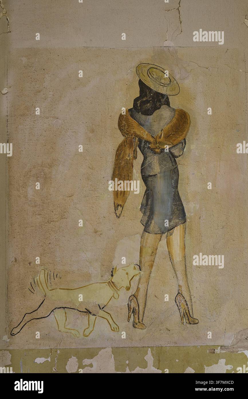 Eine stilvolle Frau mit Hut und Pelzstola und einem Foxterrier in einem nostalgischen Wandgemälde, Lost Place, Tourtouras Mountain, WW2, Zweiter Weltkrieg, deutsche Küstenbatterie Stockfoto