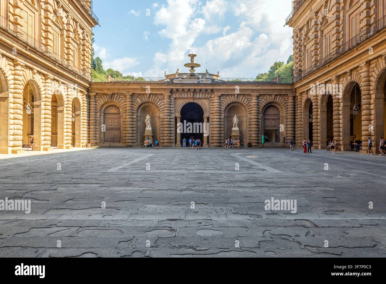 Symmetrische Ansicht des rustizierten Ammannati-Hofes und des zentralen Eingangs zu den Boboli-Gärten. Stockfoto