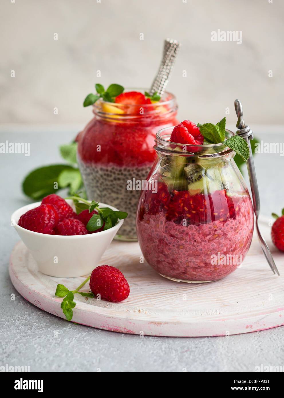 Chiasamen-Puddings mit Beeren und Obst zum Frühstück Stockfoto