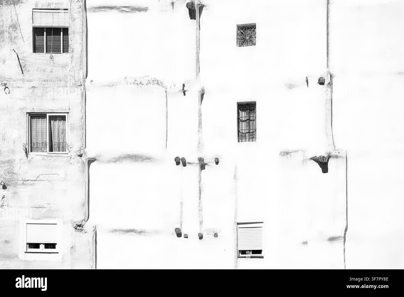 Einfaches, minimalistisches Schwarz-Weiß-Gebäude mit kleinen Fenstern und abstrakter Erscheinung, Alcoy, Alcoy, Provinz Alicante, Valencia, Spanien Stockfoto