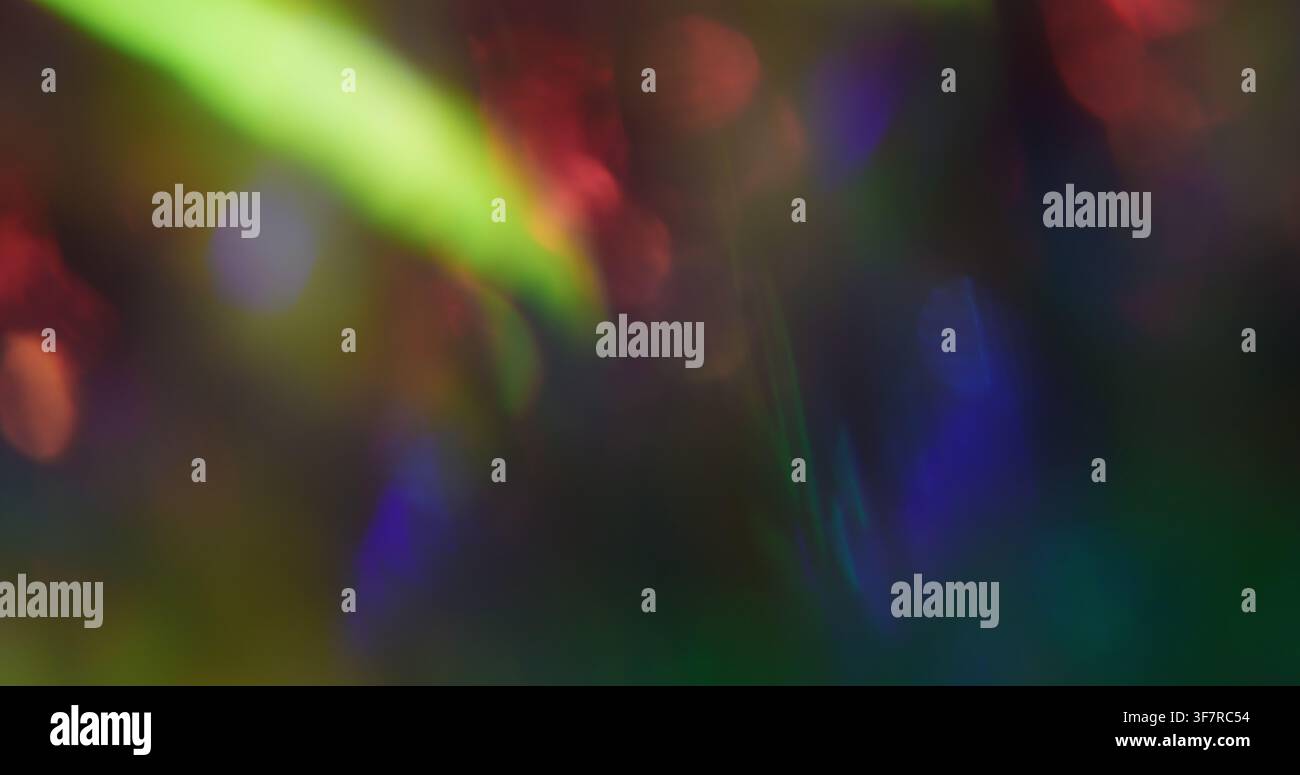 Unschärfe heller Glanz. Schimmernde Kunst. Grün blau lila farbenfroher Lichteffekt glänzender Regenbogen Schimmer Kaleidoskop auf hellem abstraktem Bokeh-Hintergrund. Stockfoto