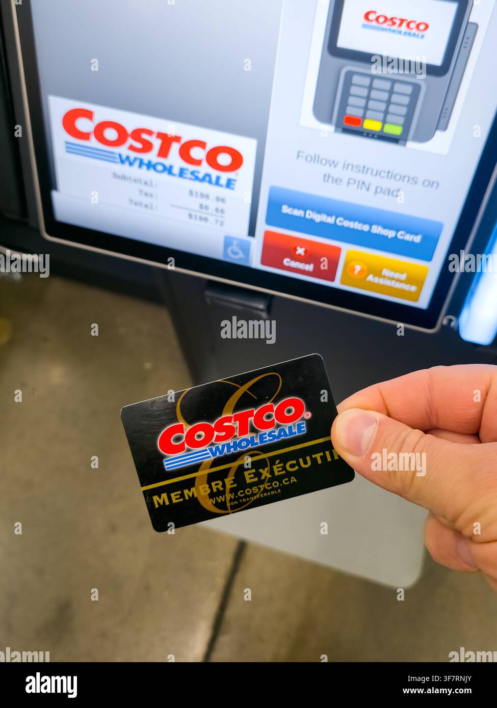 PLANO - 23. JULI 2026: Eine Person verwendet eine Costco Wholesale-Mitgliedskarte an einer Selbstbedienungskasse. Der Bildschirm zeigt Transaktionsdetails und Optionen an Stockfoto