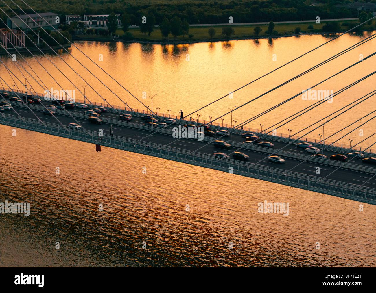 Verkehrsfluss über die große Hohlkastenbrücke in Hangzhou Stockfoto