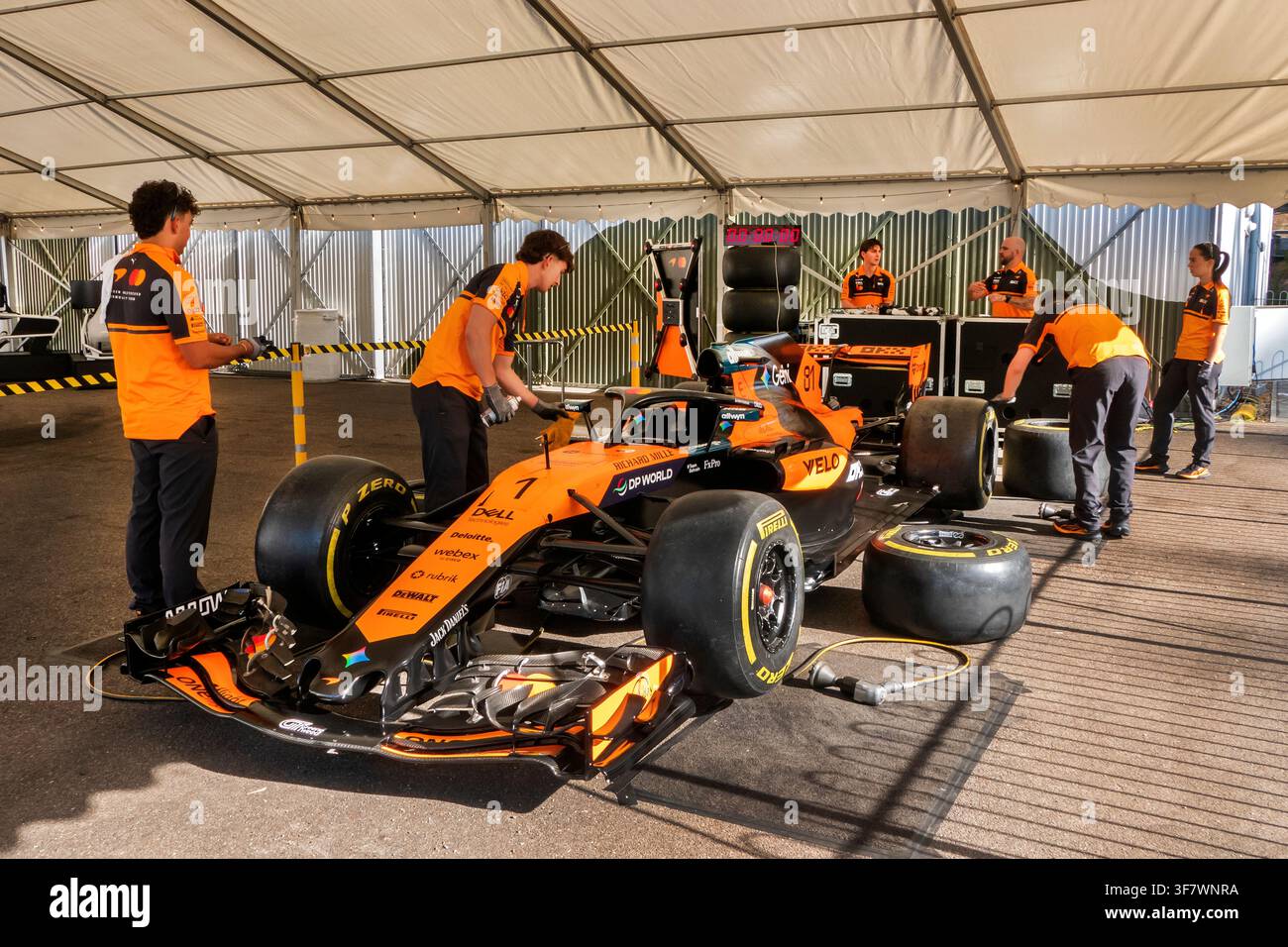 McLaren F1-Boxencrew bei den Feierlichkeiten zum ersten britischen Grand Prix in Brooklands am 8.8.2026 Stockfoto