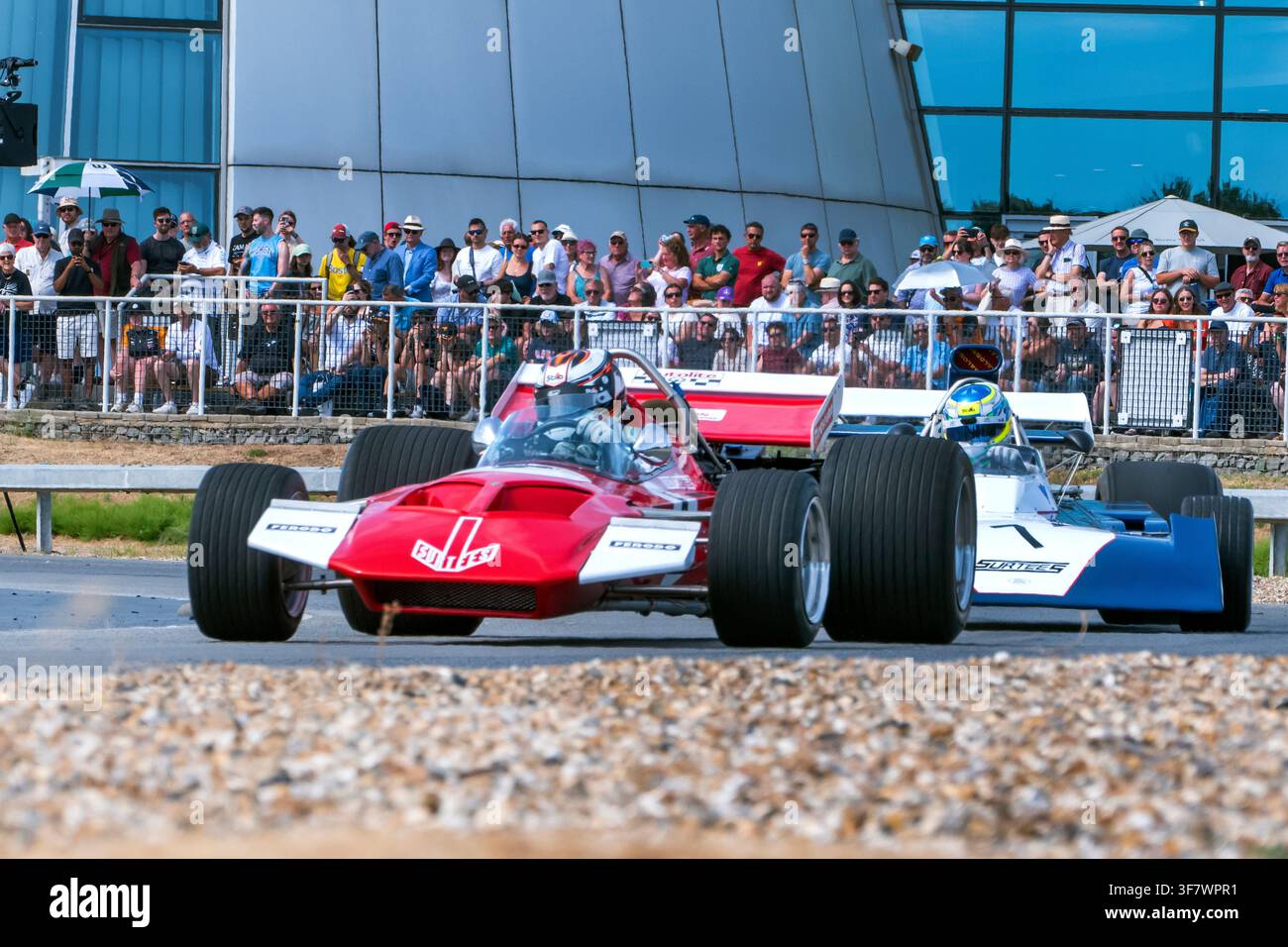 Surtees F-Autos bei den Brooklands Britain's 1. Grand-Prix-Feierlichkeiten am 8.8.2026 Stockfoto