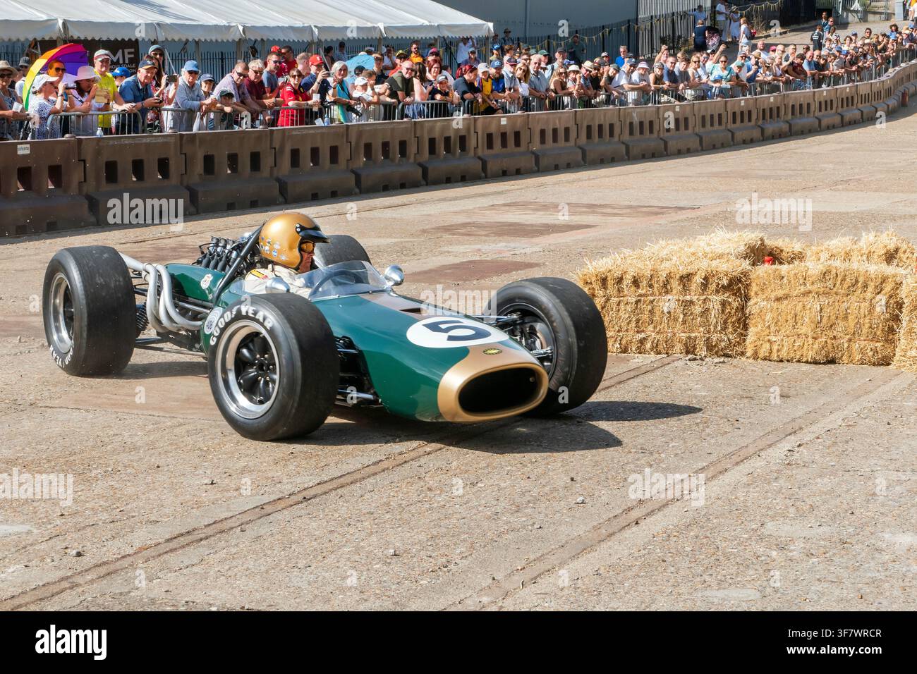 Brabham-F1-Auto aus den 1960er Jahren bei den Feierlichkeiten zum 1. Grand Prix Großbritanniens in Brooklands am 8.8.2026 Stockfoto
