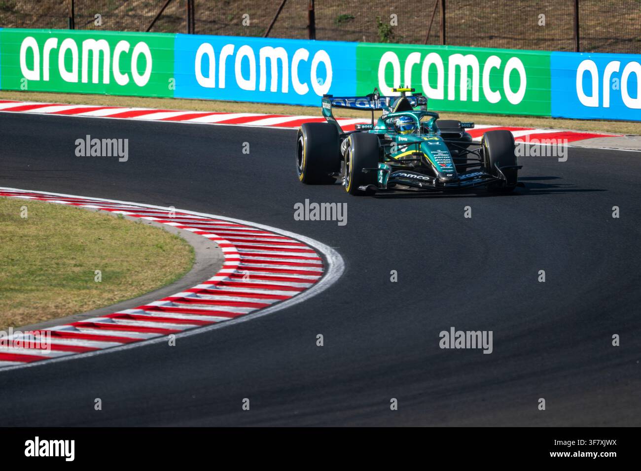 Aston-Martin-Formel-1-Auto auf der Strecke während des Großen Preis von Ungarn 2026 im Hungaroring in Ungarn. Stockfoto